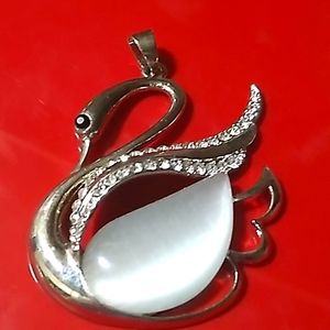 STUNNING Vintage SWAN PENDANT/ Jellybelly...?